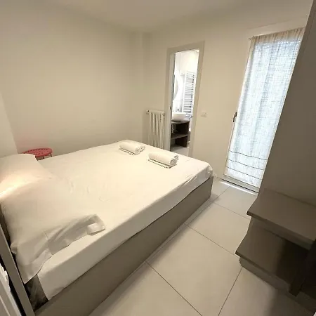 White Lakeside Apartamento *