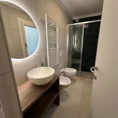 White Lakeside Apartment Colonno