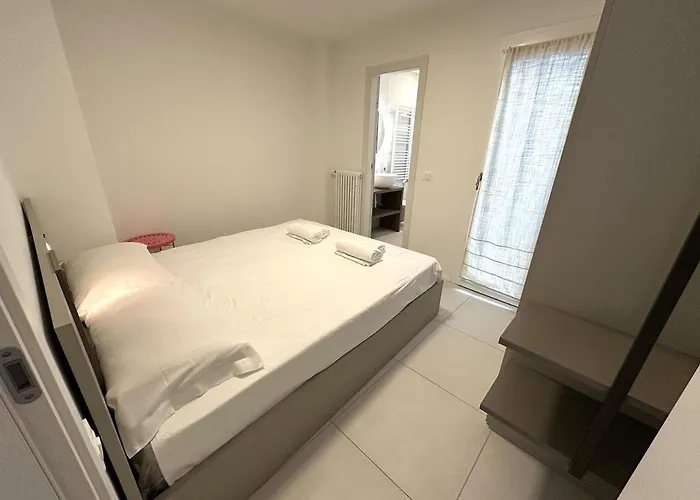 White Lakeside Apartamento *