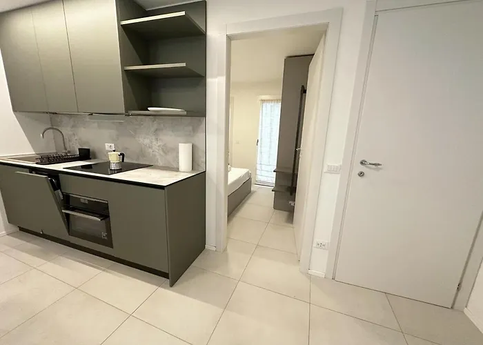 White Lakeside Apartamento *