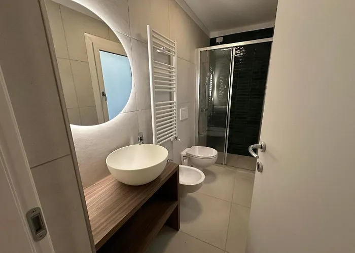 White Lakeside Apartamento Colonno