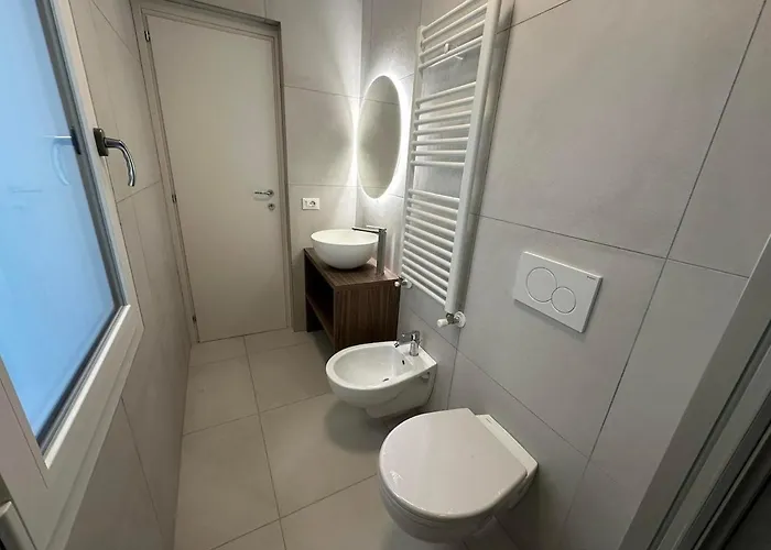 White Lakeside Apartamento *